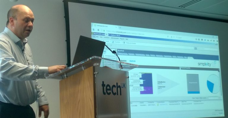 Stuart Gilks of Simplivity demonstrating the power of dedupe and compression in HCI.